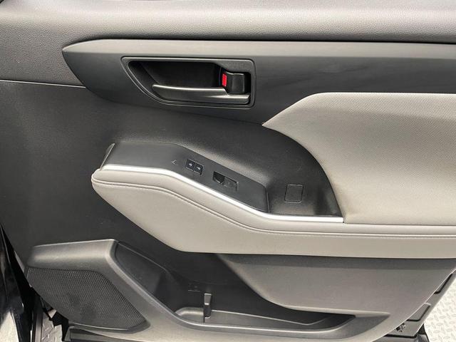 Photo of 2022 Midnight Black Metallic Toyota Highlander