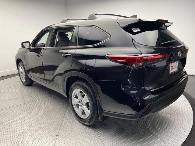 Photo of 2022 Midnight Black Metallic Toyota Highlander