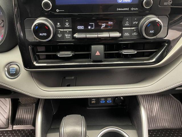 Photo of 2022 Midnight Black Metallic Toyota Highlander