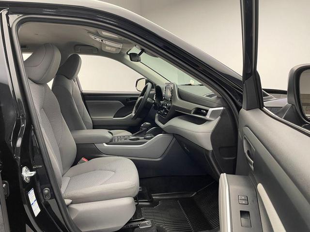 Photo of 2022 Midnight Black Metallic Toyota Highlander