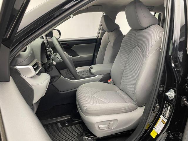 Photo of 2022 Midnight Black Metallic Toyota Highlander