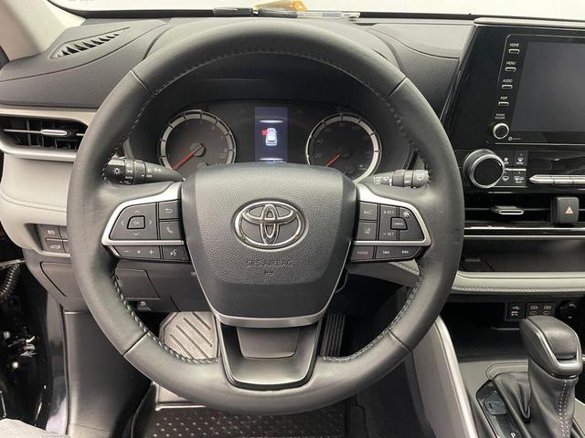 Photo of 2022 Midnight Black Metallic Toyota Highlander