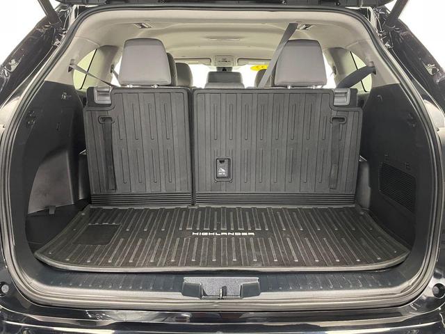 Photo of 2022 Midnight Black Metallic Toyota Highlander