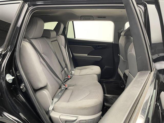Photo of 2022 Midnight Black Metallic Toyota Highlander