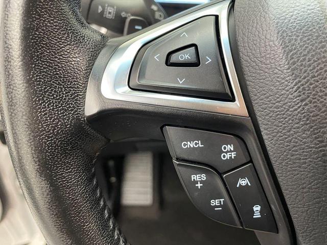Photo of 2019 White Platinum Clearcoat Metallic Ford Edge