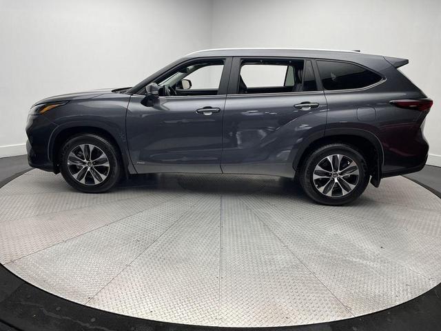 Photo of 2025 Magnetic Gray Toyota Highlander Hybrid
