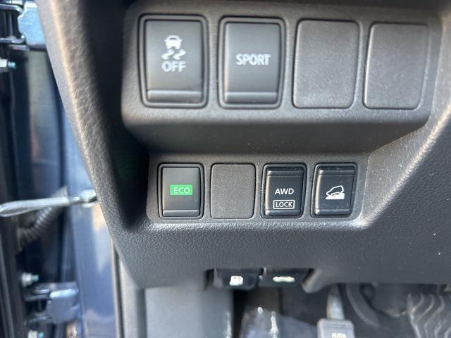 Photo of 2016 Arctic Blue Metallic Nissan Rogue
