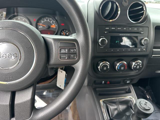 Photo of 2014 Bright White Clearcoat Jeep Patriot