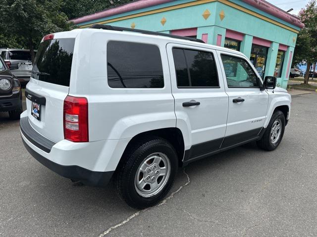 Photo of 2014 Bright White Clearcoat Jeep Patriot