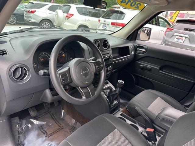 Photo of 2014 Bright White Clearcoat Jeep Patriot
