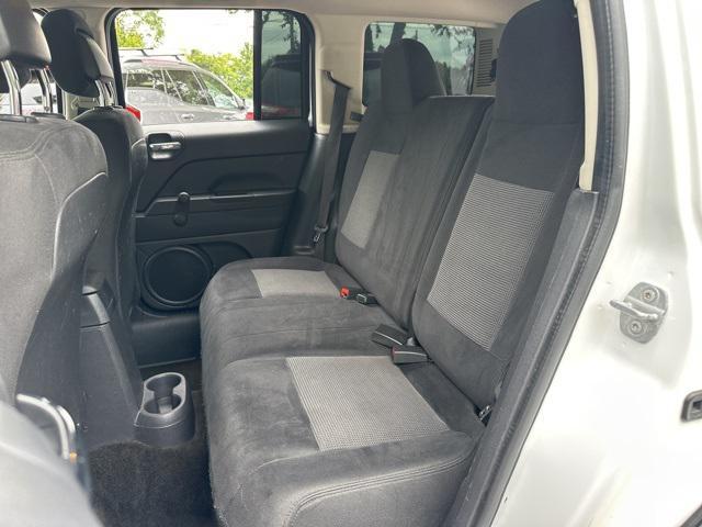 Photo of 2014 Bright White Clearcoat Jeep Patriot