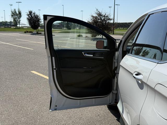 Photo of 2020 Star White Metallic Tri-Coat Ford Edge