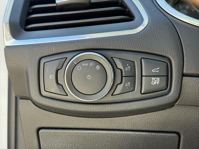 Photo of 2020 Star White Metallic Tri-Coat Ford Edge
