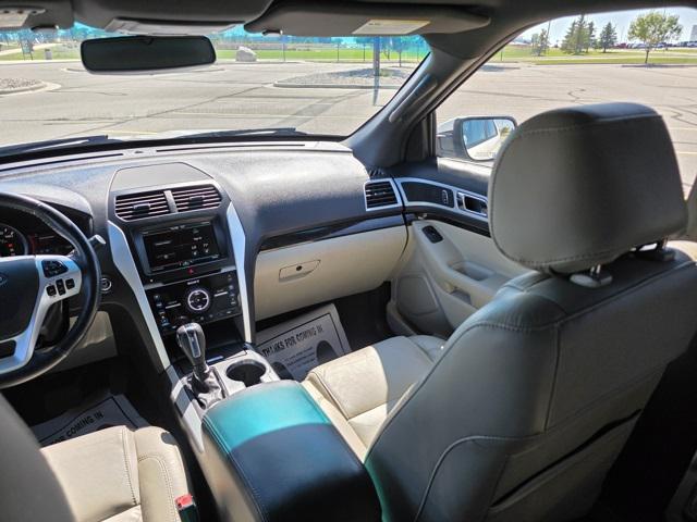 Photo of 2015 White Platinum Metallic Tri-Coat Ford Explorer