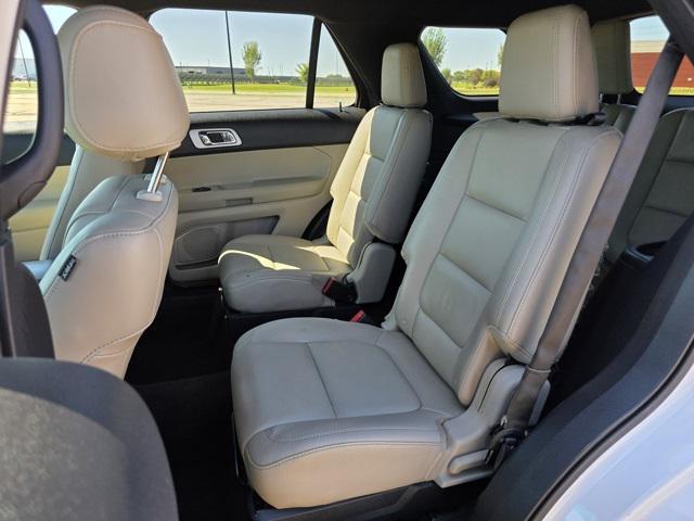 Photo of 2015 White Platinum Metallic Tri-Coat Ford Explorer