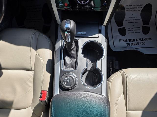 Photo of 2015 White Platinum Metallic Tri-Coat Ford Explorer