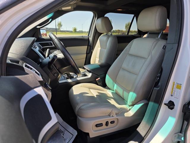 Photo of 2015 White Platinum Metallic Tri-Coat Ford Explorer
