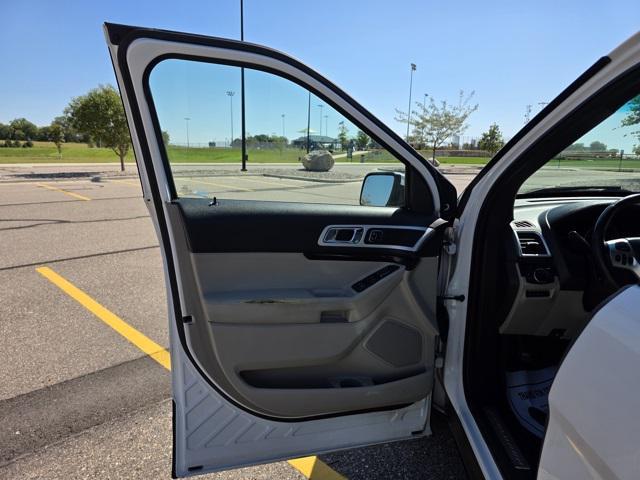 Photo of 2015 White Platinum Metallic Tri-Coat Ford Explorer