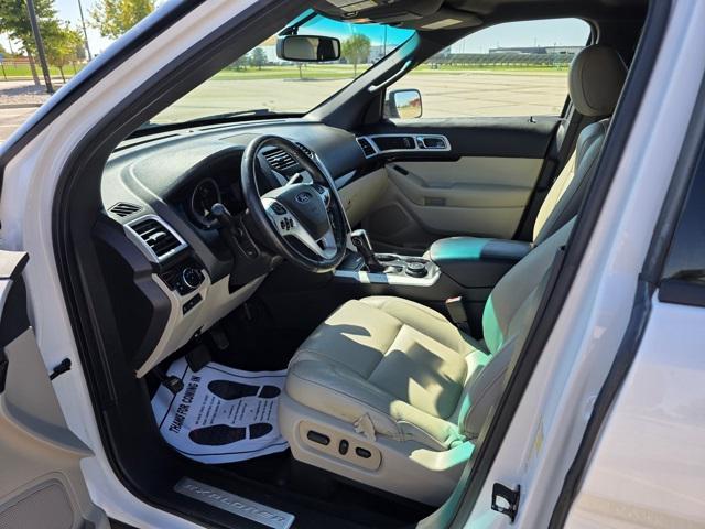 Photo of 2015 White Platinum Metallic Tri-Coat Ford Explorer