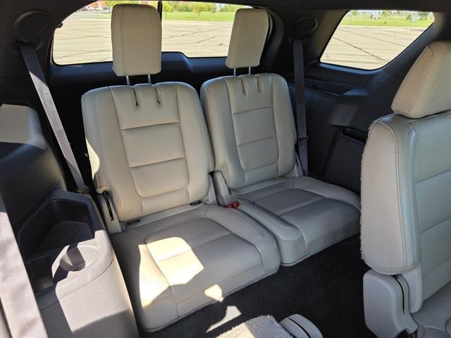 Photo of 2015 White Platinum Metallic Tri-Coat Ford Explorer