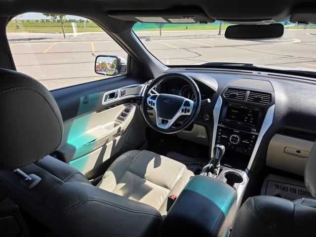 Photo of 2015 White Platinum Metallic Tri-Coat Ford Explorer