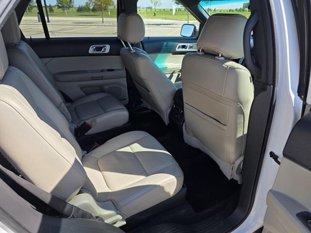 Photo of 2015 White Platinum Metallic Tri-Coat Ford Explorer
