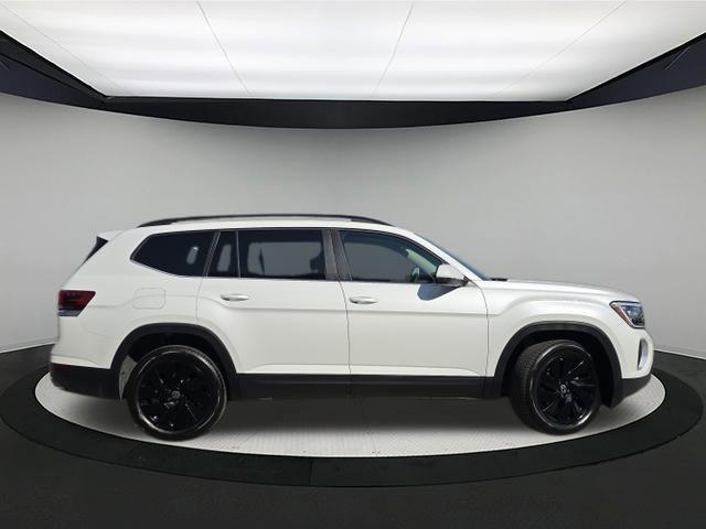 Photo of 2026 Opal White Pearl Volkswagen Atlas