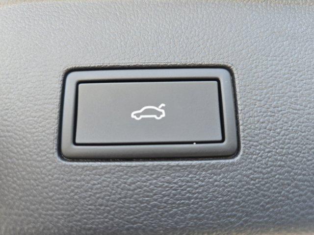 Photo of 2026 Opal White Pearl Volkswagen Atlas