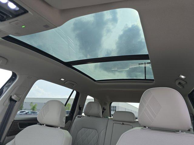 Photo of 2025 Deep Black Pearl Effect Volkswagen Atlas
