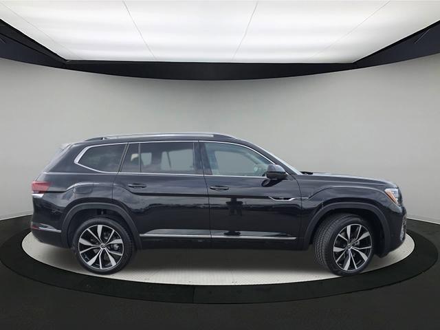 Photo of 2025 Deep Black Pearl Effect Volkswagen Atlas