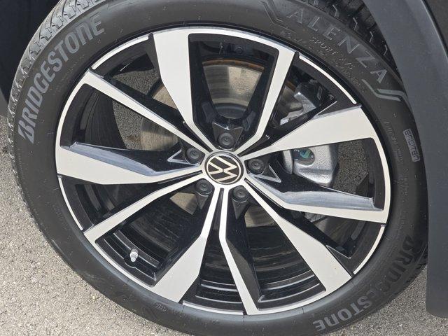 Photo of 2025 Deep Black Pearl Effect Volkswagen Atlas