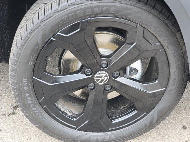 Photo of 2025 Deep Black Pearl Effect Volkswagen Taos