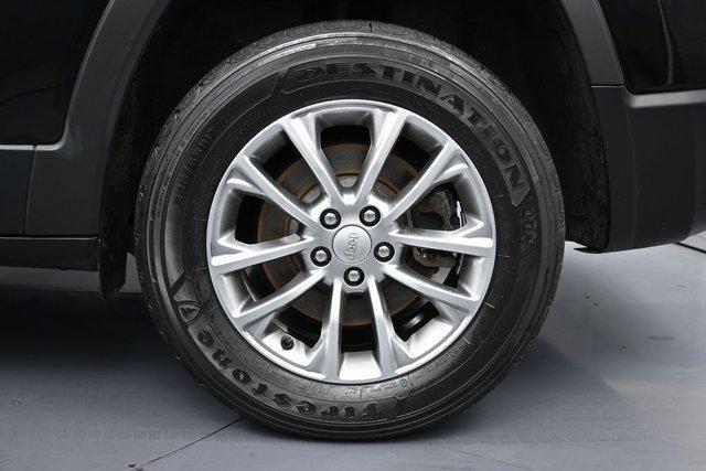 Photo of 2022 Diamond Black Jeep Cherokee