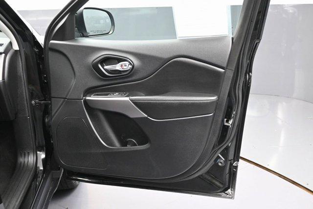 Photo of 2022 Diamond Black Jeep Cherokee