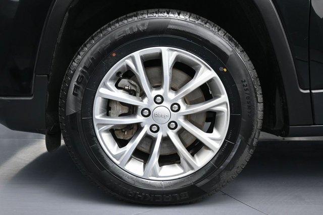 Photo of 2022 Diamond Black Jeep Cherokee