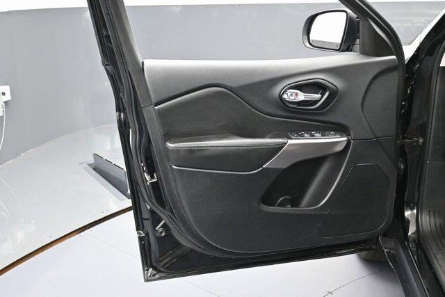 Photo of 2022 Diamond Black Jeep Cherokee