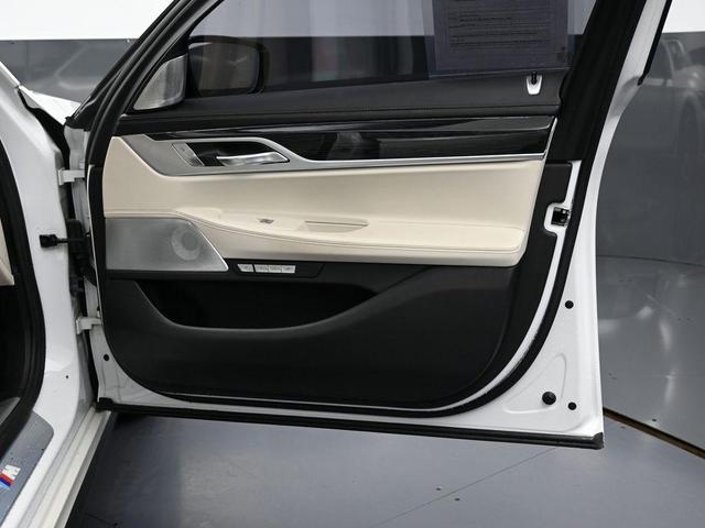 Photo of 2016 Mineral White Metallic BMW 750
