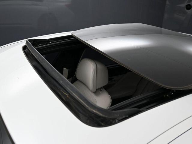 Photo of 2016 Mineral White Metallic BMW 750