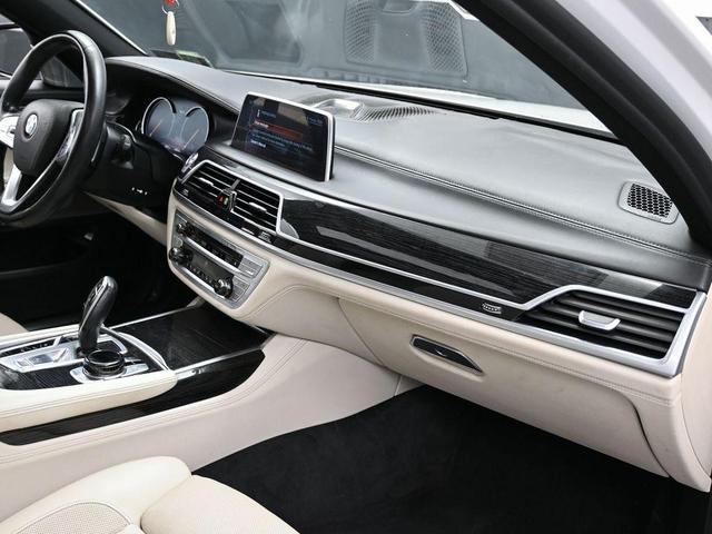 Photo of 2016 Mineral White Metallic BMW 750