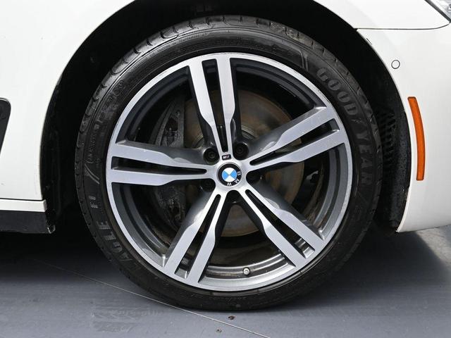 Photo of 2016 Mineral White Metallic BMW 750
