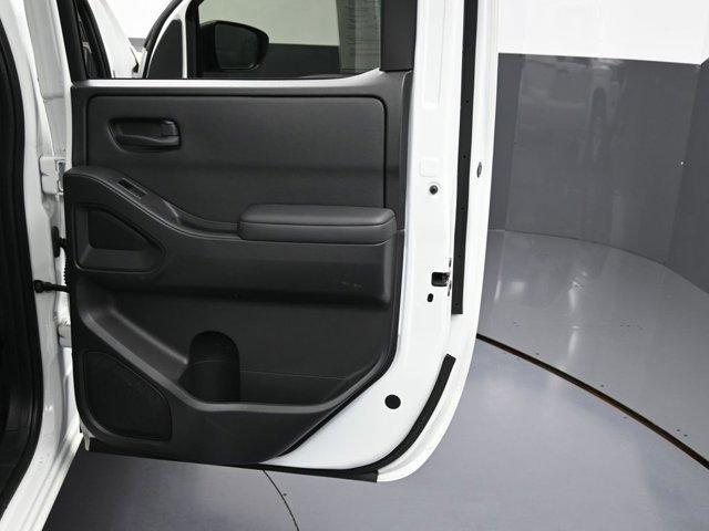 Photo of 2022 Glacier White Nissan Frontier