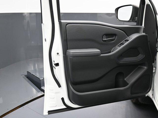 Photo of 2022 Glacier White Nissan Frontier