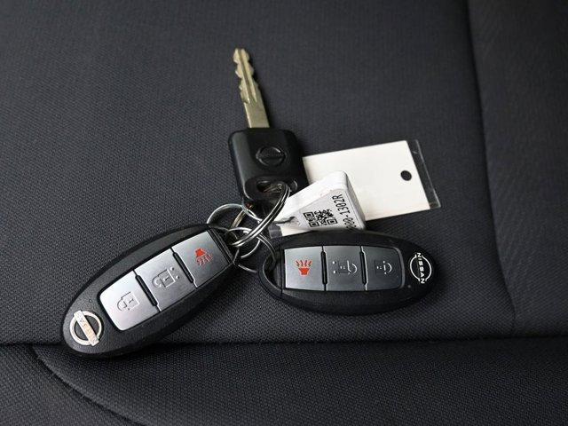 Photo of 2022 Glacier White Nissan Frontier