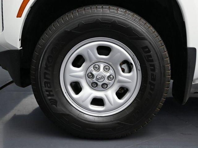 Photo of 2022 Glacier White Nissan Frontier