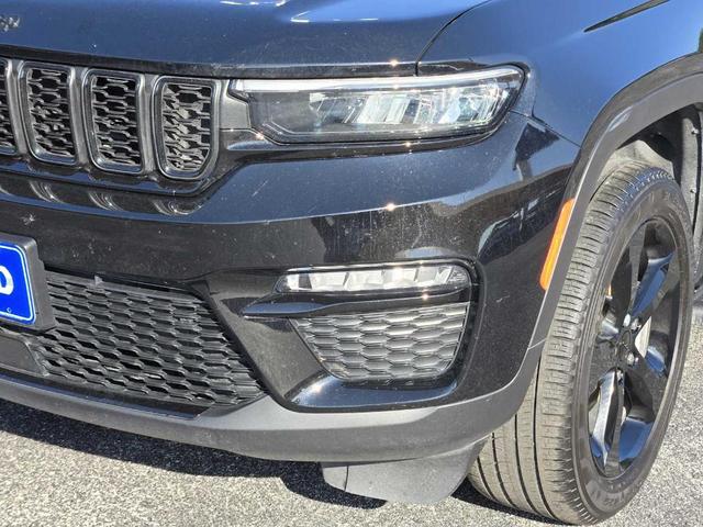 Photo of 2023 Diamond Black Jeep Grand Cherokee