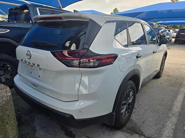 Photo of 2024 Glacier White Nissan Rogue