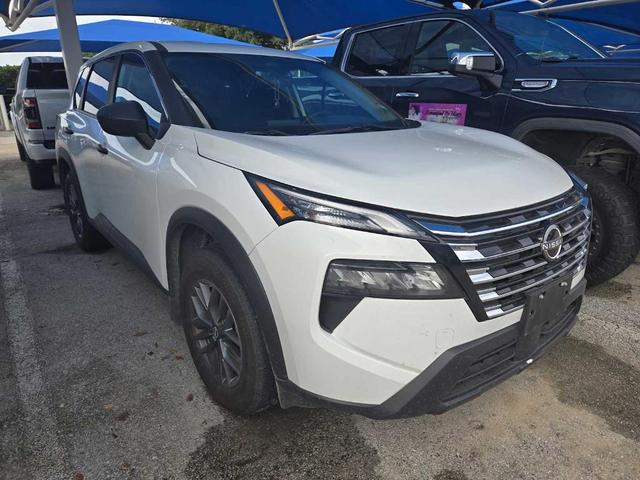 Photo of 2024 Glacier White Nissan Rogue