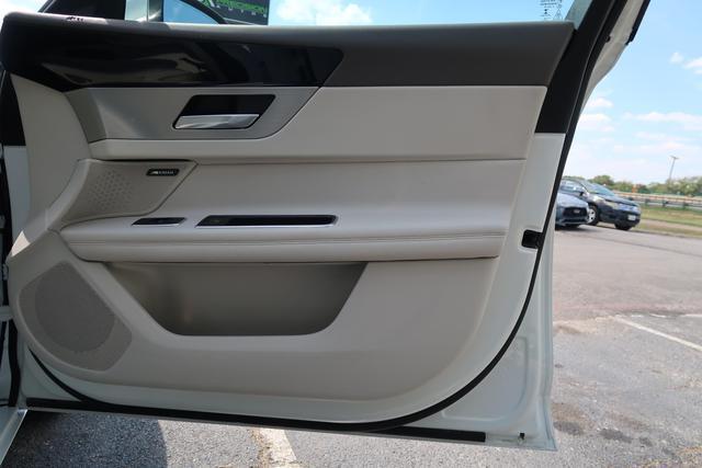 Photo of 2017 Polaris White Jaguar XF