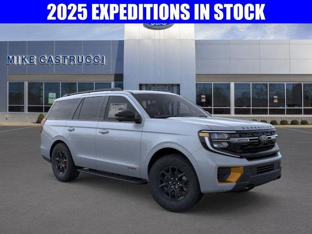 Photo of 2025 Glacier Gray Metallic TriCoat Ford Expedition