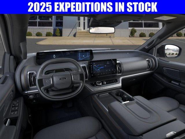 Photo of 2025 Glacier Gray Metallic TriCoat Ford Expedition